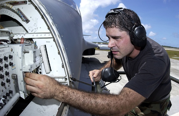  Técnico realizando labores de mantenimiento de la aviónica de un B-1 Lancer. 